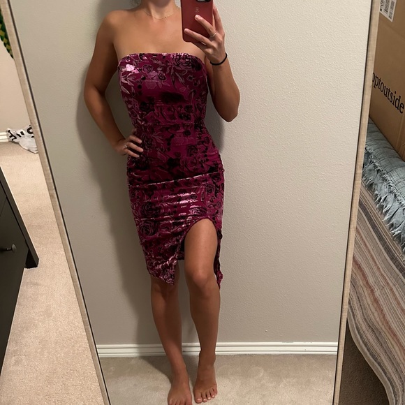 Lulu’s Magenta Floral Velvet Strapless Dress - Picture 7 of 7